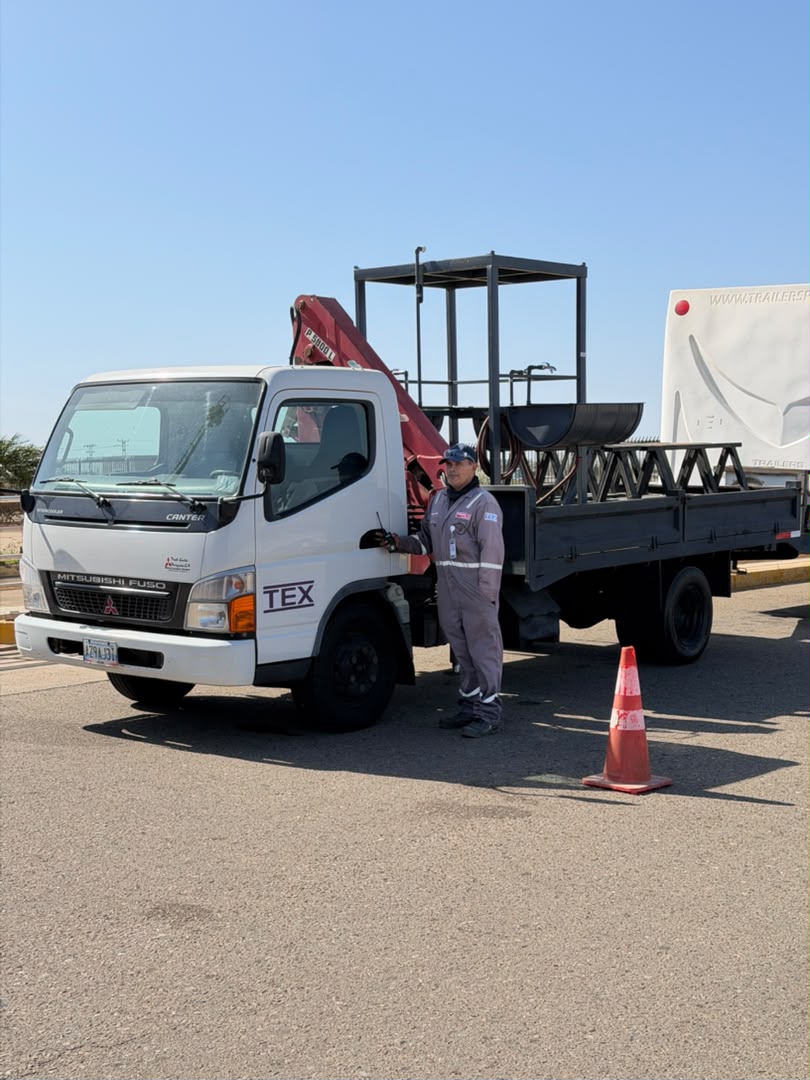 Camión Mitsubishi Fuso Canter para traslado de facilidades de campo y sanitarios - TEX C.A.
