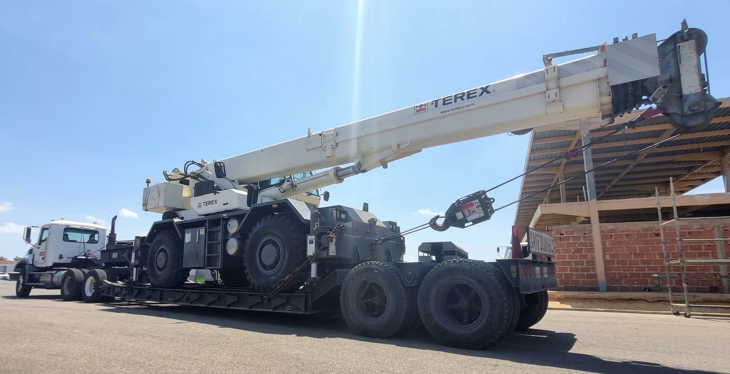 Traslado de grúa TEREX en batea Lowboy de carga pesada - TEX C.A.