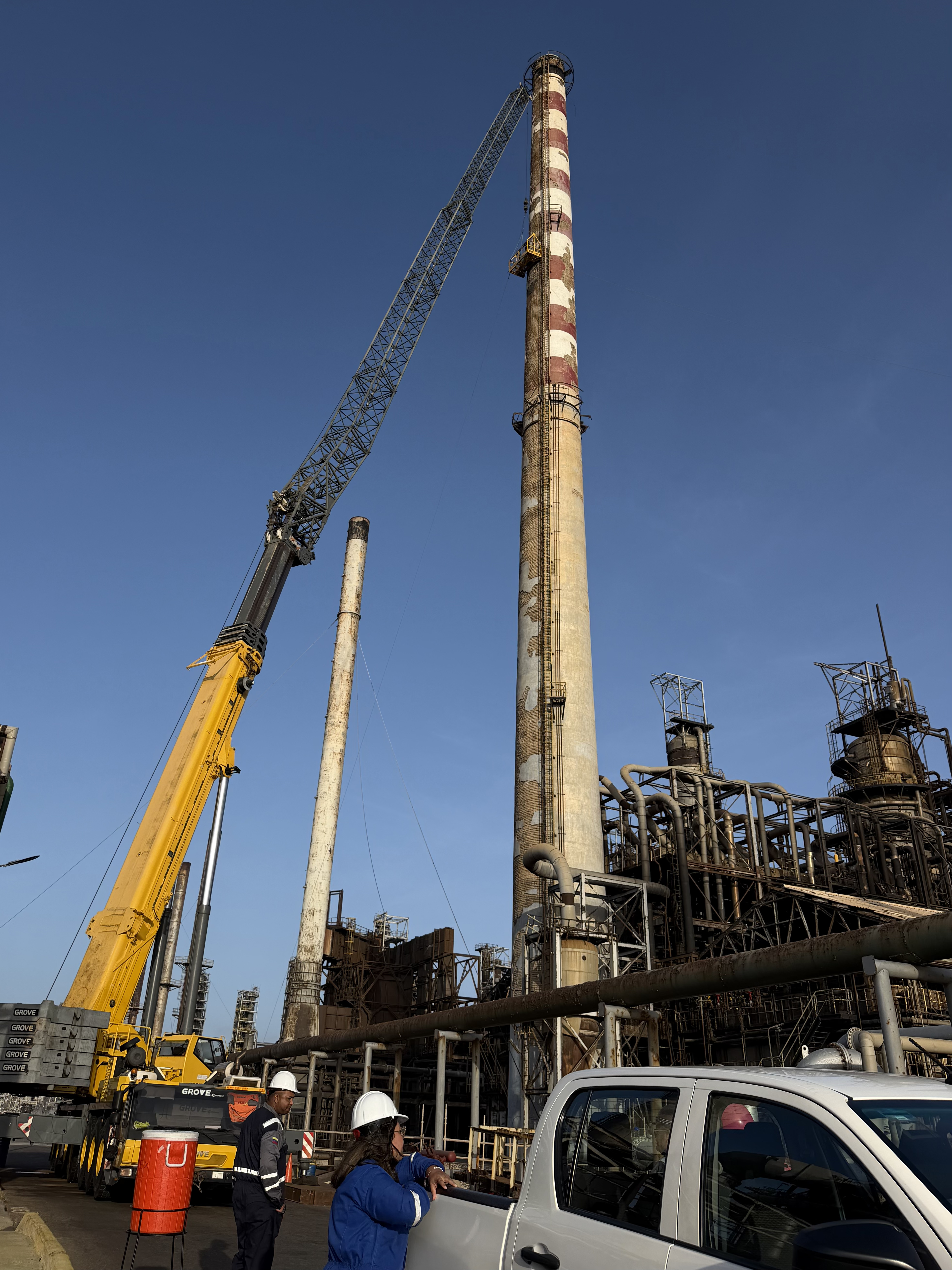 Trabajos en Altura con Guindola Suspendida en Chimenea - TEX C.A.