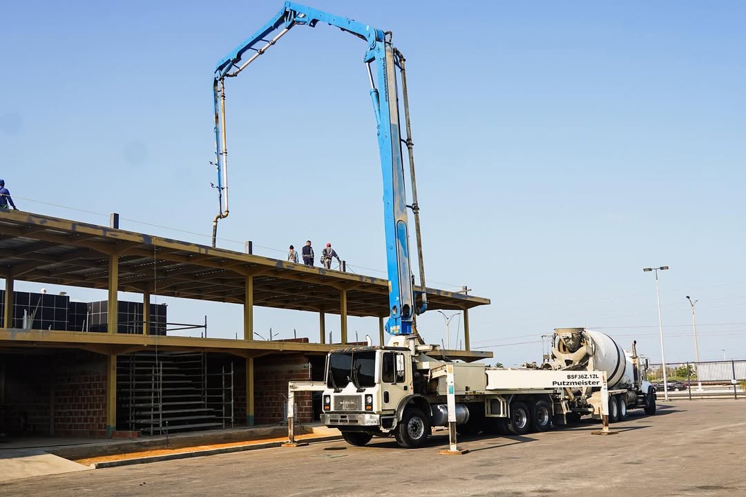 Despliegue de camión bomba de concreto Putzmeister para construcciones industriales EPC
