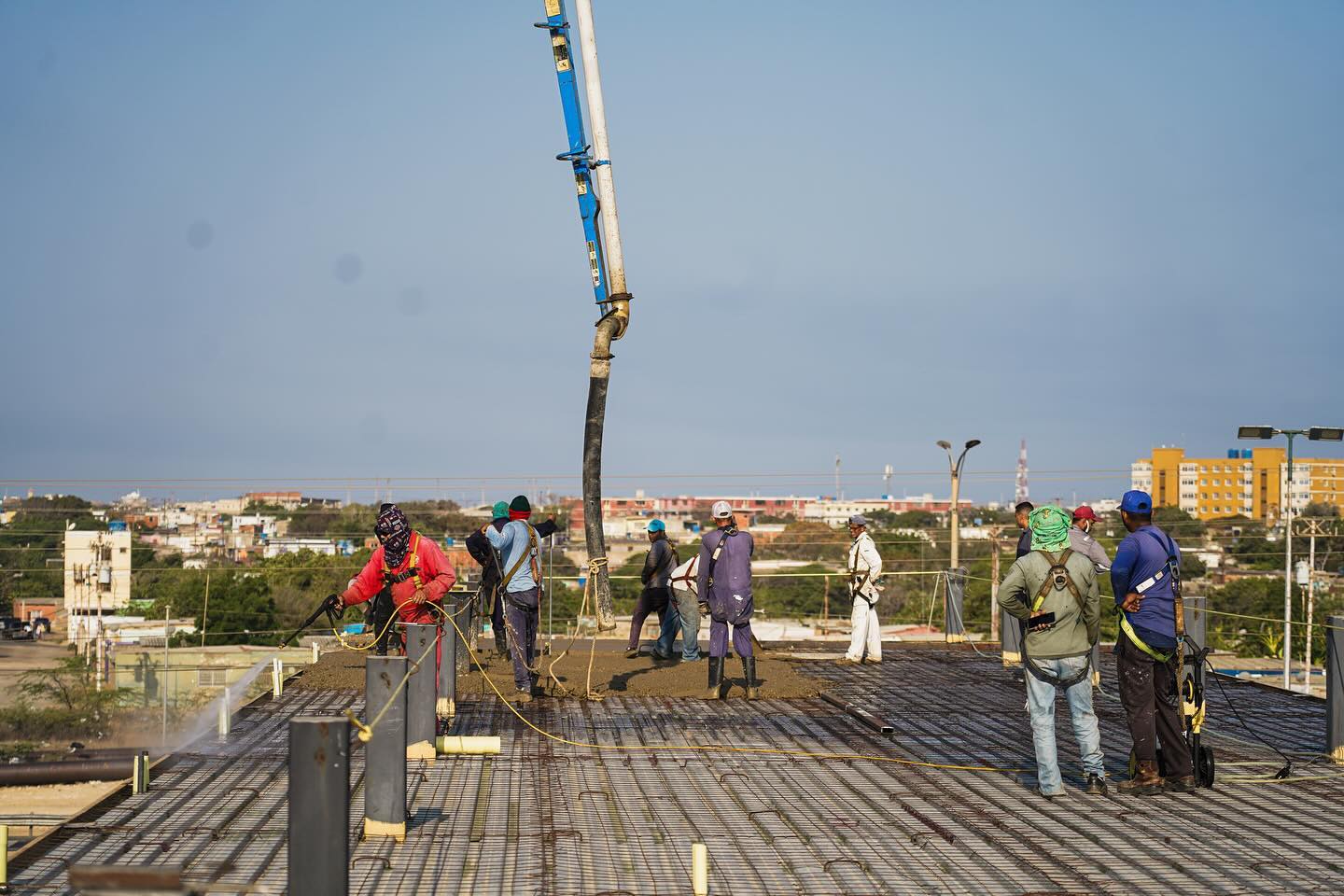 Vaciado continuo de losa estructural de concreto en altura con bomba pluma - Proyecto EPC