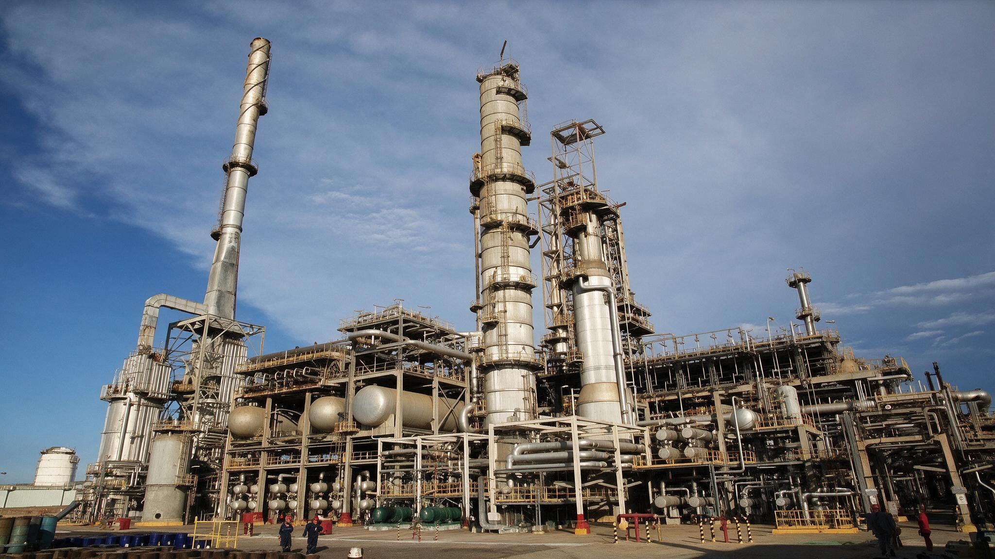 Intervención mecánica y reacondicionamiento interno de torres de destilación en el Centro de Refinación Paraguaná (CRP)