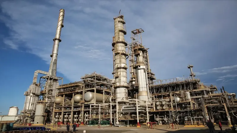 Intervención mecánica y reacondicionamiento interno de torres de destilación en el Centro de Refinación Paraguaná (CRP)